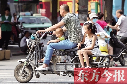 這樣帶著孩子，一個(gè)剎車，孩子就有可能摔下車