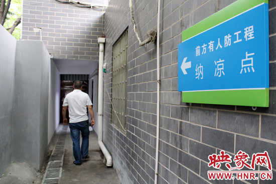 在每一處納涼點(diǎn)均有醒目標(biāo)志，市民可就近前往。