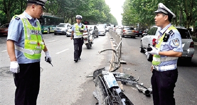 帶著車牌的車前臉留在了現(xiàn)場(chǎng)。