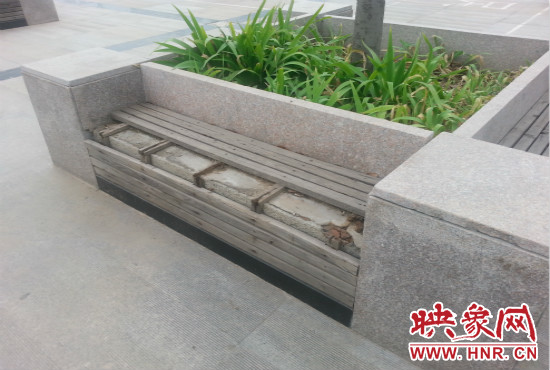 基礎(chǔ)設(shè)施破壞嚴(yán)重，一直無人修理。