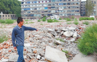 寧寧的父親說(shuō)：女兒就是在這兒被打的。