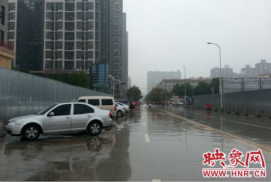 在新開通的東明路上,仍有多數(shù)私家車違規(guī)停車。