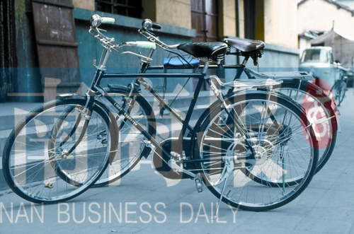 自行車是那時最時髦的交通工具，路邊清一色是“飛鴿牌”