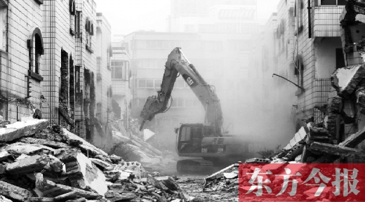 昨日，鄭州市棗莊社區(qū)拆遷現(xiàn)場(chǎng)，揚(yáng)塵漫天，附近居民叫苦不迭