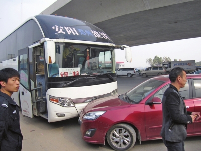 安陽(yáng)牌照的大巴遭堵截 安陽(yáng)牌照的大巴遭堵截