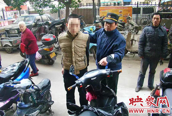 巡防隊(duì)員將盜賊控制。