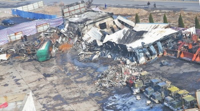 事故汽車站內(nèi),不少車輛被燒得面目全非。