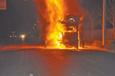 火勢(shì)異常兇猛,消防官兵都無(wú)法靠近。