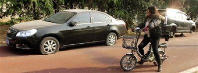 緊臨西三環(huán)一小區(qū)門口停的轎車，8輛車車胎被扎