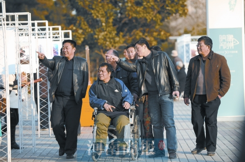 2009年9月15日，老鄰居們陪高新海游綠城廣場 井勇/供圖