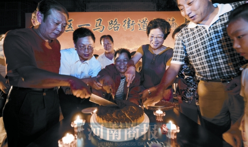 2008年9月14日，老鄰居們?yōu)楦咝潞Ｅe辦中秋賞月會 井勇/供圖