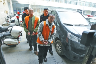 倆刑釋男子，冒充“富二代”，微信搜附近的人，專搶出入娛樂(lè)場(chǎng)所女性