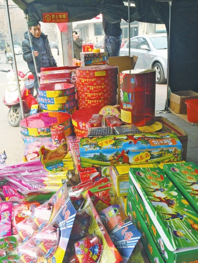 　鞭炮攤兒主售賣的煙花爆竹種類齊全。