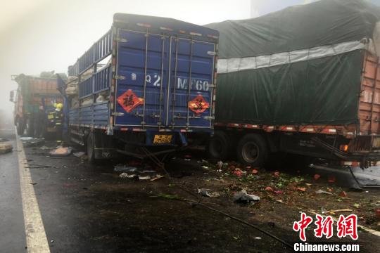 圖為21日，蘭南高速河南段車禍?zhǔn)鹿尸F(xiàn)場一片狼藉?！」啤z