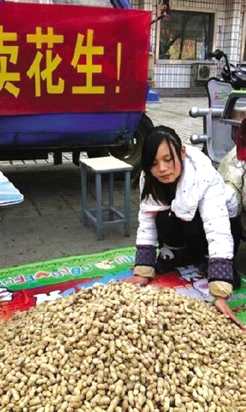 初三女生街頭賣(mài)花生救父 9歲男童捐出千元壓歲錢(qián)