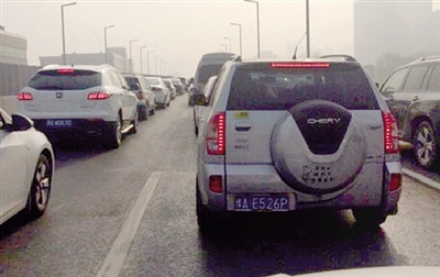 早高峰隴海高架橋從秦嶺路開(kāi)始，一直向東都已經(jīng)堵成停車場(chǎng)了。 直播369 圖