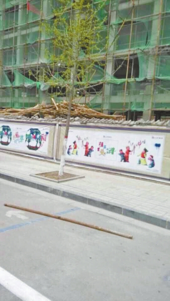 事發(fā)現(xiàn)場，奪命的鋼管還在地上。