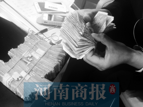 一名店員點(diǎn)了快一個小時，只點(diǎn)了一小部分零錢