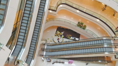 記者趕到現(xiàn)場時看到，墜樓女子面部朝下，上身穿粉紅色長袖上衣，下身穿黑色長褲，腳上沒有鞋。