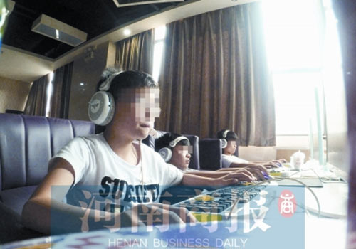 這家名為優(yōu)客體育競(jìng)技俱樂(lè)部的店內(nèi)，有許多未成年人在上網(wǎng)玩游戲