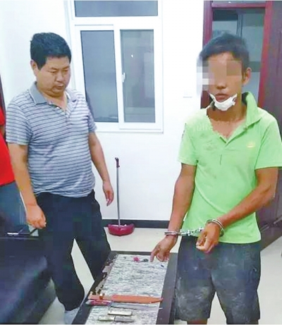 犯罪嫌疑人張某某（右）被抓時(shí)，挎包中被搜出兩把長約30厘米的尖刀