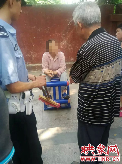 老太當時坐在健身器材上做仰臥起坐，說環(huán)衛(wèi)工人影響她鍛煉身體了，便開始謾罵環(huán)衛(wèi)工人。