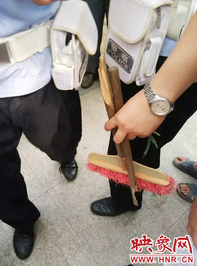 老太從環(huán)衛(wèi)工手中奪過掃帚，用腳踩斷，用力向環(huán)衛(wèi)工人的手上和腿上敲去。