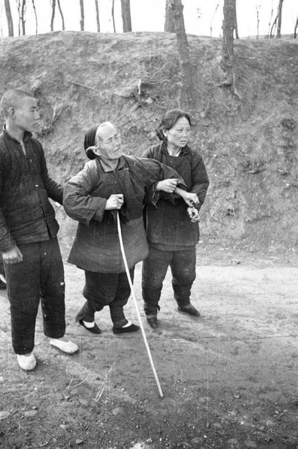 災(zāi)民，看到左側(cè)年輕人的白鞋，應(yīng)該是剛死去親人