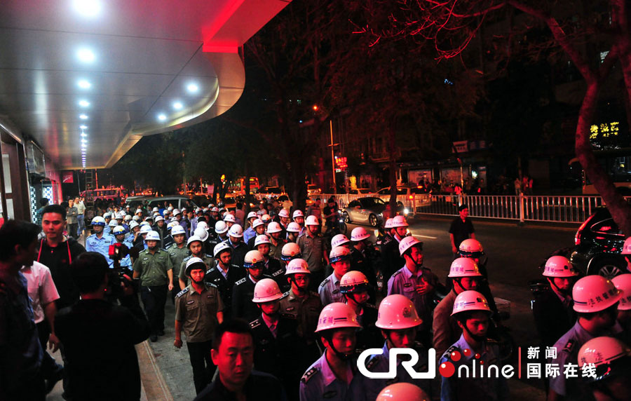 2012年12月26日晚，海南省三亞市，三亞市綜合行政執(zhí)法局河西大隊近百名城管上街執(zhí)法。