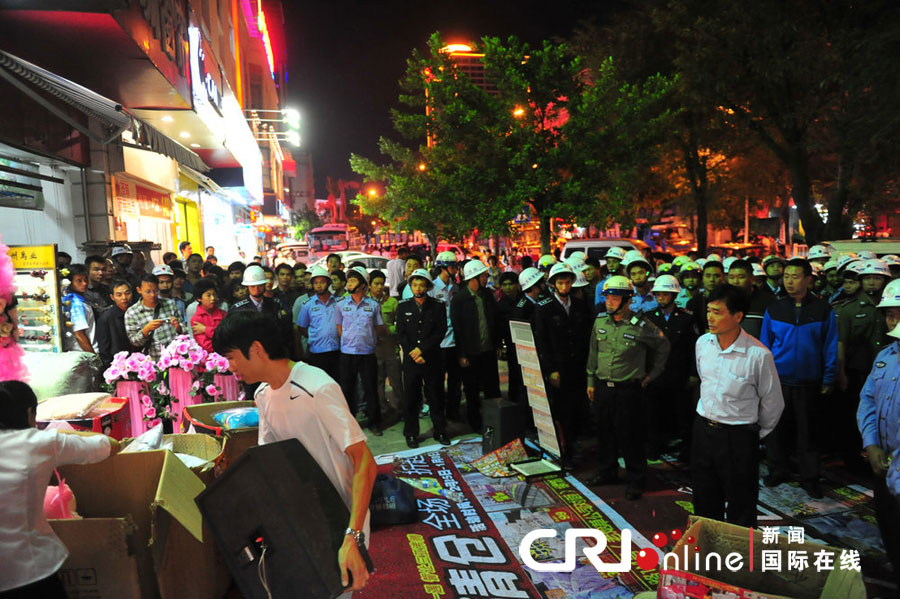 　2012年12月26日晚，海南省三亞市，三亞市綜合行政執(zhí)法局河西大隊近百名城管上街執(zhí)法。