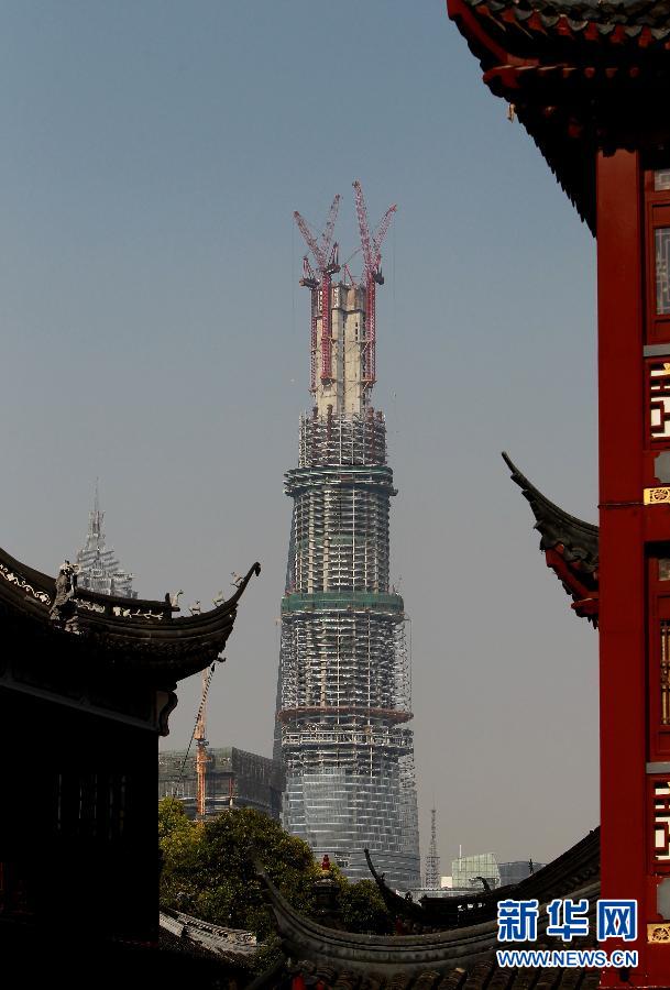 在上海豫園遠眺在建的國內(nèi)第一高樓“上海中心”（4月11日攝）。