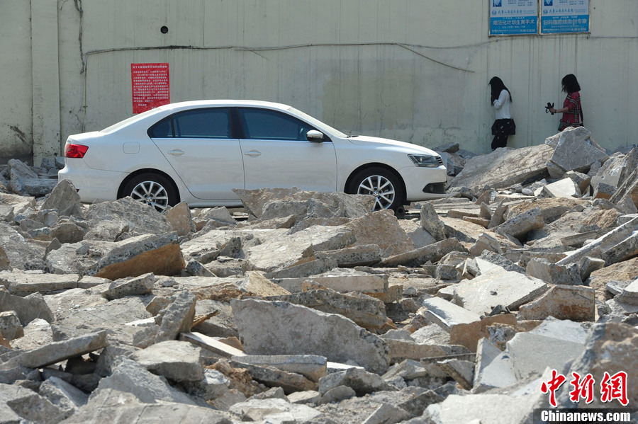 太原：施工現(xiàn)場(chǎng)現(xiàn)“釘子車” 車主十余天未現(xiàn)身