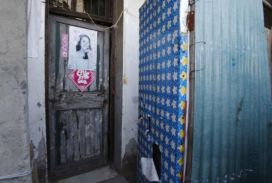 36歲的河南信陽(yáng)打工者陳小龍?jiān)谶@里租了一間屋子住，2012年底開(kāi)始，他偷偷在出租屋里挖地窖。