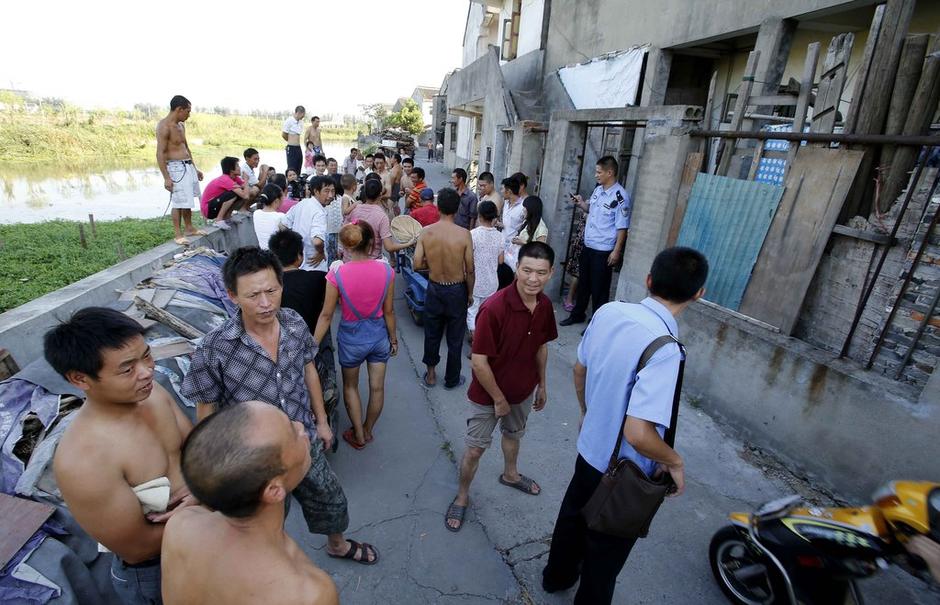 打開(kāi)木門，地窖就在眼前：目測(cè)3米長(zhǎng)，1米寬，1.5米高。洞內(nèi)四壁用水泥澆注，洞頂上蓋了棉被，底部有地毯。洞內(nèi)還安裝了電燈、電風(fēng)扇，最里面放了一個(gè)桶，估計(jì)是大小便用的。洞內(nèi)有一股污濁的氣息，凌亂地散放著康師傅方便面，還有蘇菲衛(wèi)生巾。墻壁上掛著《大秦帝國(guó)》的碟片。房東戴阿婆見(jiàn)了這個(gè)地洞，氣得不行：“早知道他動(dòng)歪腦筋，我怎么也不會(huì)出租給他的，以后這房子可怎么辦？肯定租不掉了啊?！? width=