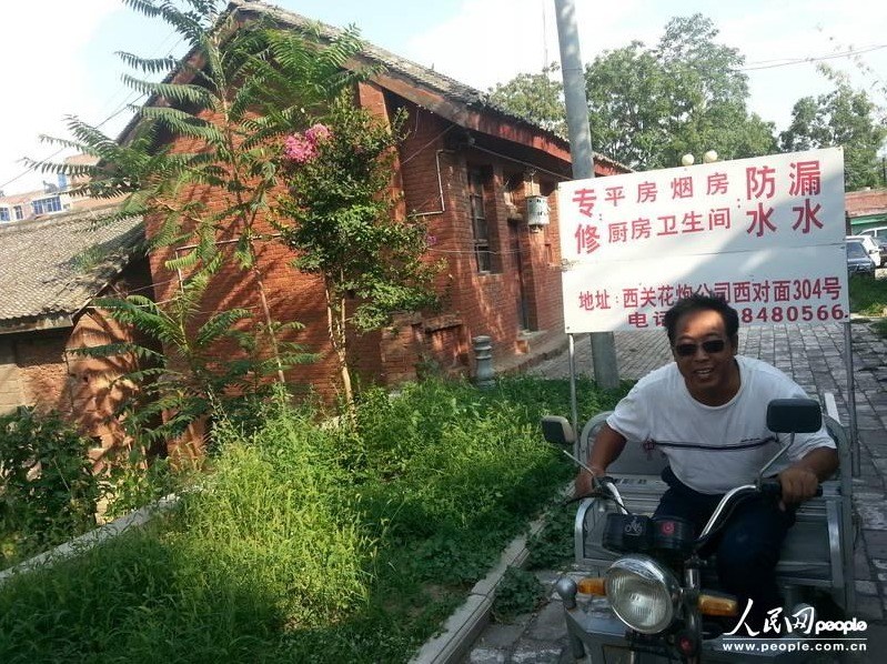 圖為縣委大院依然沒有配備專職保安，群眾可以隨意進(jìn)入。圖片來源：人民網(wǎng)