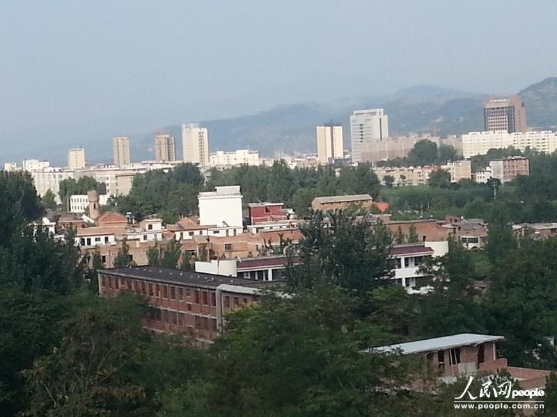 圖為盧氏縣委的土坯辦公房在高樓林立的縣城很不起眼。圖片來源：人民網(wǎng)