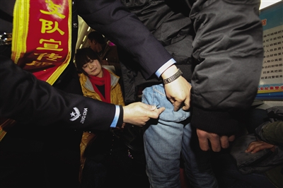 “鐵鷹”反扒隊(duì)反扒行動(dòng) “鐵鷹”反扒隊(duì)反扒行動(dòng)