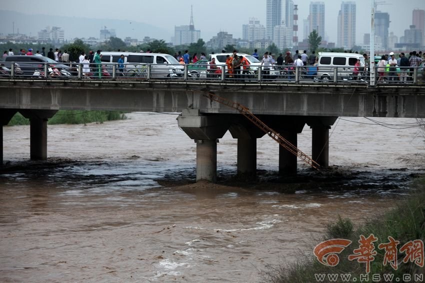 男子被洪水沖走。