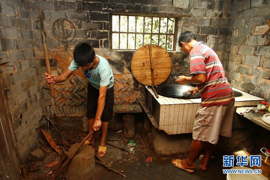 農(nóng)場(chǎng)棚戶區(qū)的最后留守家庭：留下的是回憶，迎來(lái)的是幸福