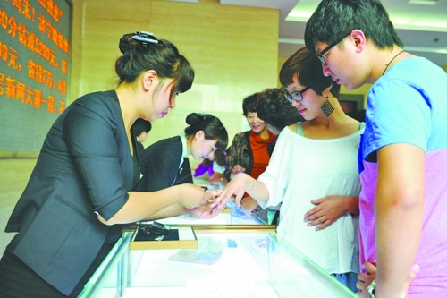 在北上廣等一線城市，鉆戒價格與國際接軌，價格不高，引發(fā)市民搶購潮。