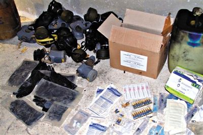 24日，敘利亞政府對外展示在大馬士革朱巴爾區(qū)破獲的反對派軍火庫中的化學(xué)制劑。新華社發(fā)