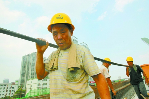 農(nóng)民工工作辛苦，權(quán)益理應(yīng)有保障。