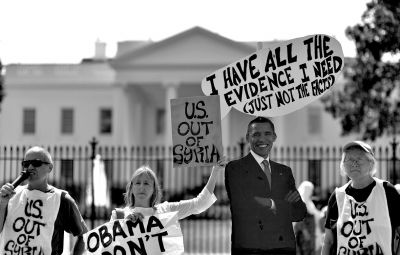 2日，反戰(zhàn)人士在白宮前高舉標語，抗議美國可能對敘動武。