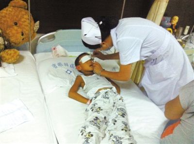 昨日傍晚，山西省眼科醫(yī)院醫(yī)生給斌斌點了兩次“眼藥水”。