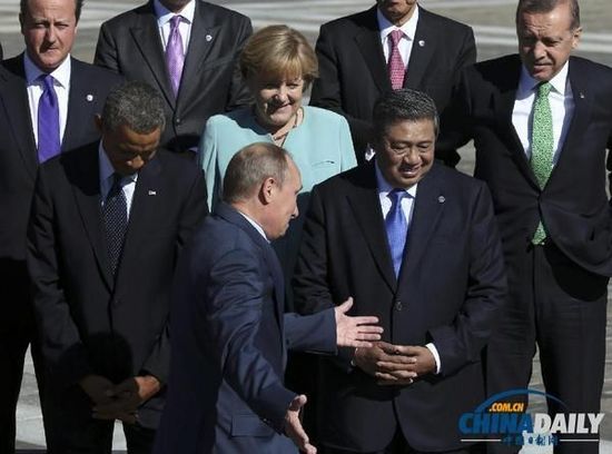 奧巴馬低頭不看普京，普京也閉眼做鬼臉并攤手表無奈。