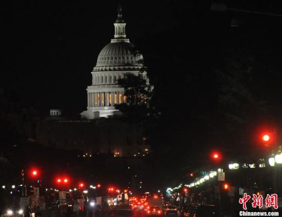 入夜后國會山前警燈一片，加強警戒。中新社發(fā) 德永健 攝