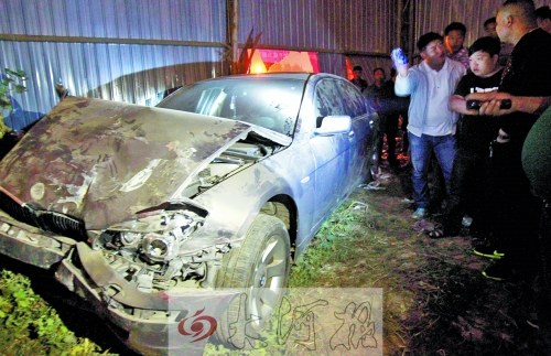 新鄭寶馬連撞兩車后沖進(jìn)戲臺邊人群致1死7傷