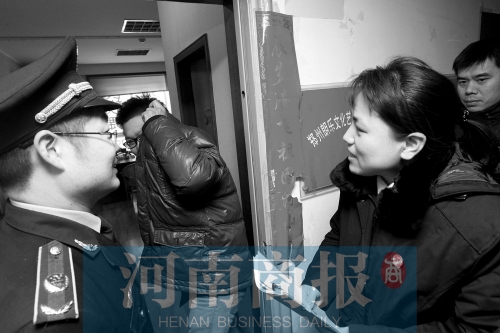 城管巡回法庭法官，到因違反城市管理的受罰當(dāng)事單位送傳票