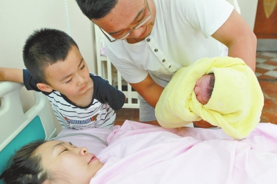 一家四口其樂融融，但二孩證卻讓男主人操心。