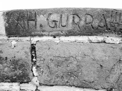 　　圖為長(zhǎng)城城墻上的刻痕。記者 王昊魁攝　